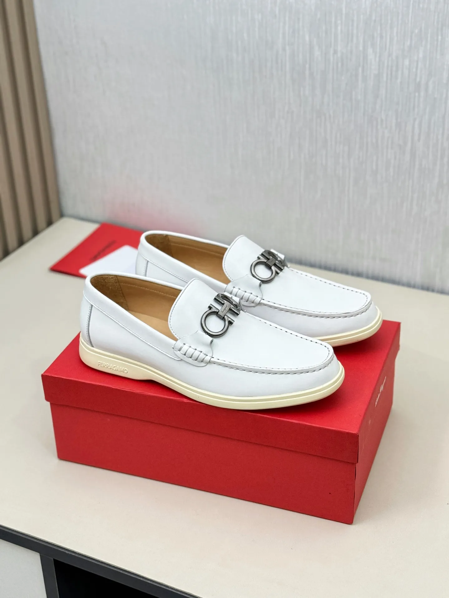[Ferragamo] P: 580💰 Number of yards: 38~44 (45 orders are non-returnable) Ferragam's new men's driving shoes, the fabric is made of imported cowhide, with visible texture, heavy industrial stitching, dyed calfskin inside, standard logo cowhide feet, big-name experience, soft and comfortable on the feet, a men's favorite, special non-slip and wear-resistant rubber soles, easy to handle various occasions, with original box packaging!